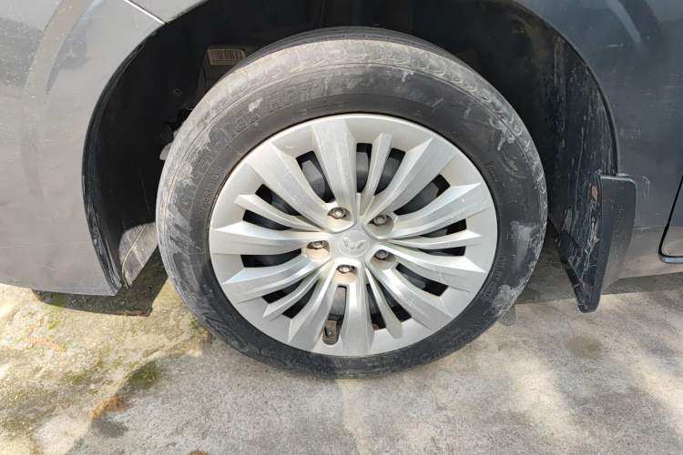 Used Wuling Jiachen 2022 1.5L Manual Enjoyment Elite Model Left Front Wheel Hub