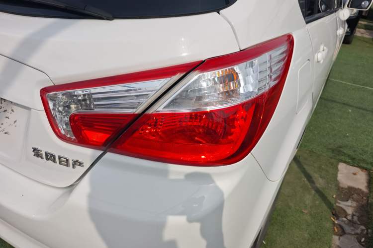 Used Venucia R50 2013 1.6L Manual Luxury Edition Exterior 3