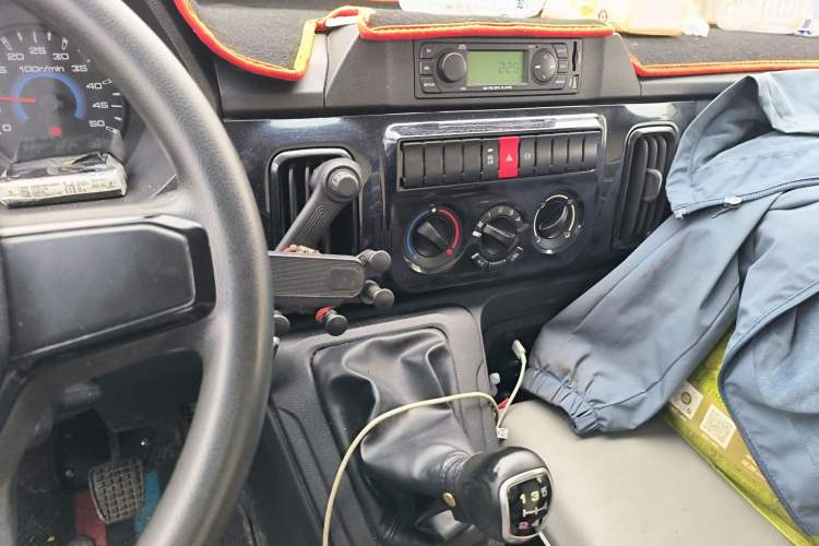 Used Iveco Daily 2023 2.5T V40 Van Long Wheelbase Mid-Roof Dual Tires Manual Doors 2-3 Seater
