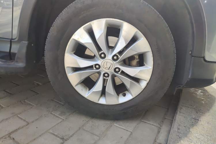 Used Honda CR-V 2012 2.4L four-wheel drive luxury version Right Front Wheel Hub