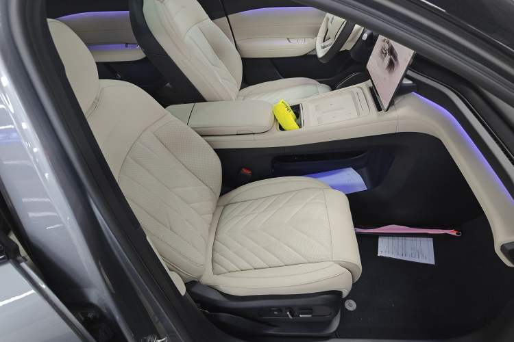 Used Nio ES6 2025 75 kWh Right Front Seat