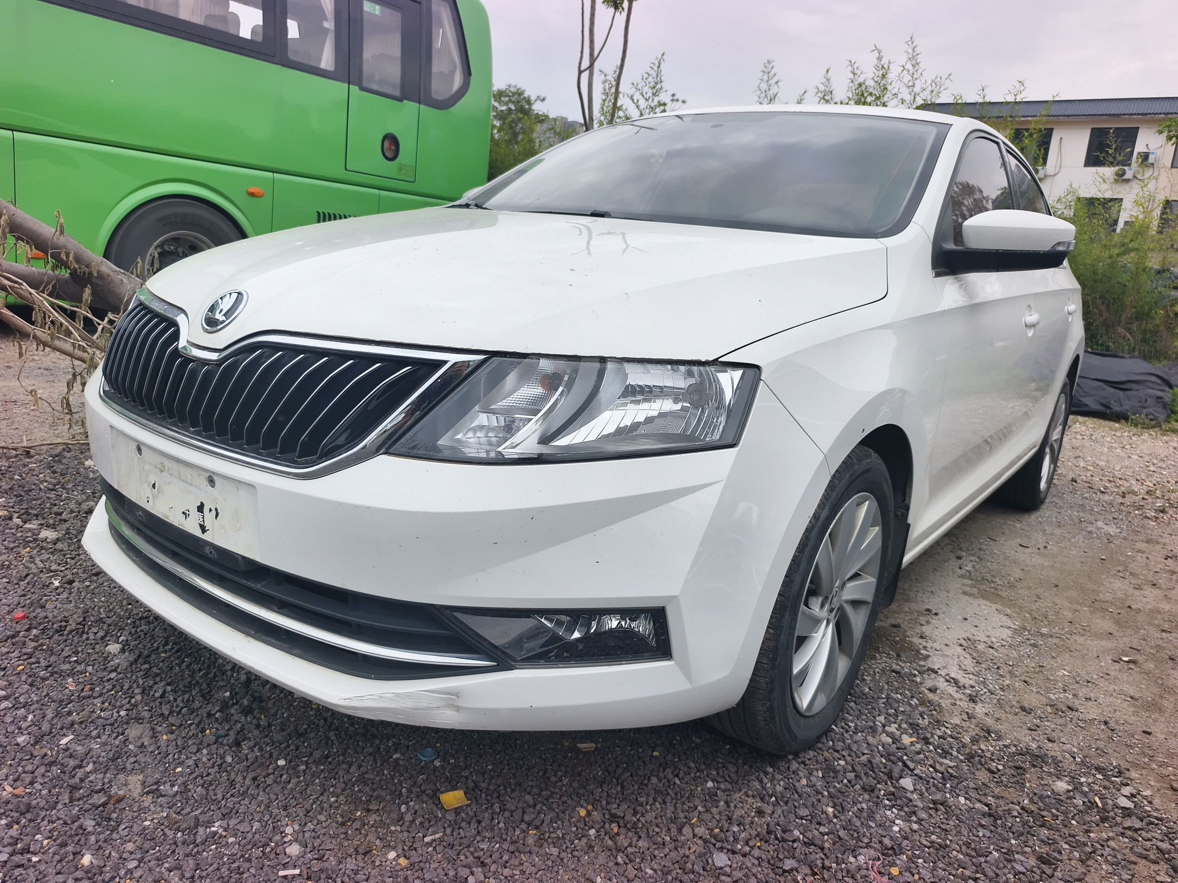 Под передней частью автомобиля