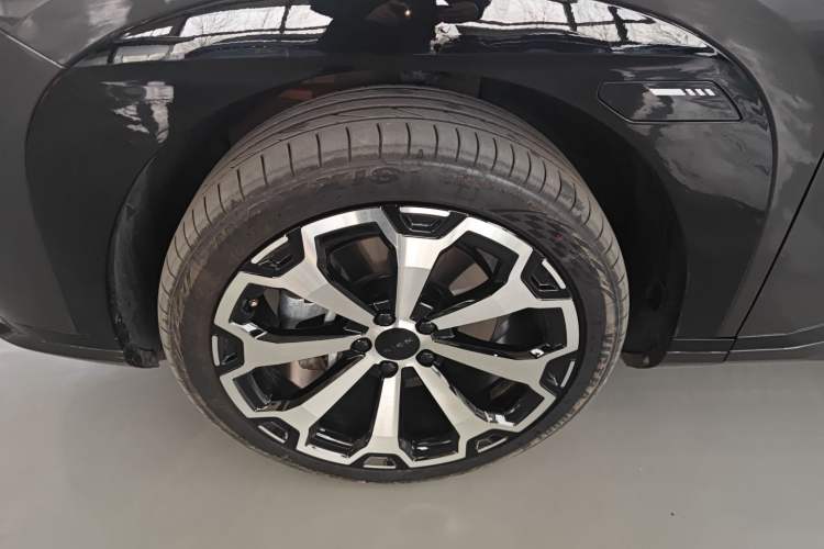 Used AION V 2024 Aion Tyrannosaurus 650 Smart Premium Edition