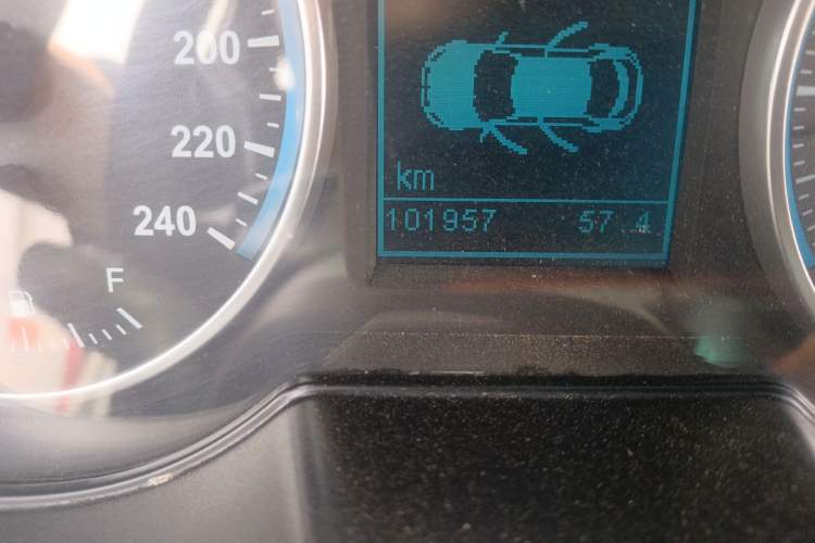 Used Brilliance V5 2016 1.5T Manual Two-Wheel Drive Smart Version Odometer Close Up