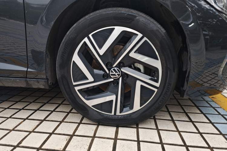 Used Volkswagen Sagitar 2023 300TSI DSG Excellence Edition Right Front Wheel Hub