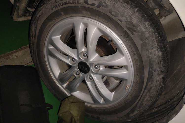 Used Kia Forte 2018 1.6L Manual Value Edition with Sunroof Right Front Wheel Hub