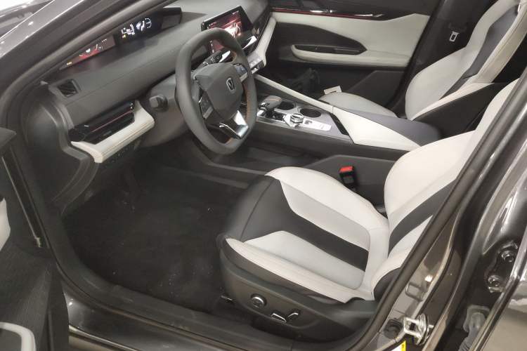 Used Changan UNI-V iDD 2024 Blue Whale Smart Electric iDD 136km Luxury Model
