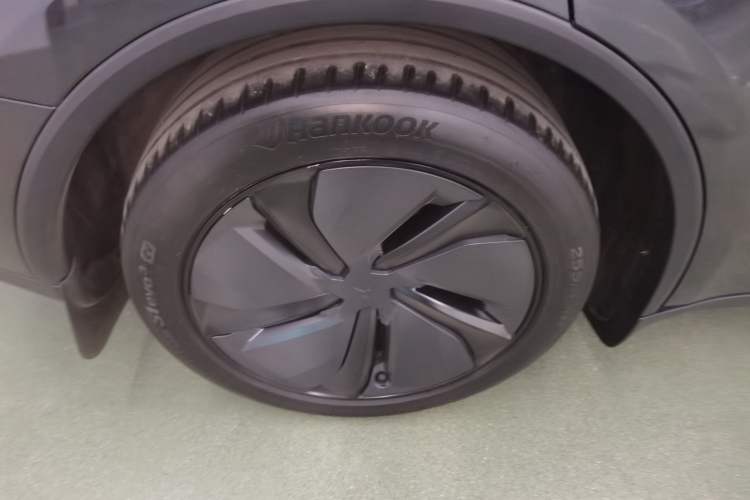 Used Tesla Model Y 2025 Long-Range All-Wheel Drive First Edition Right Rear Wheel Hub