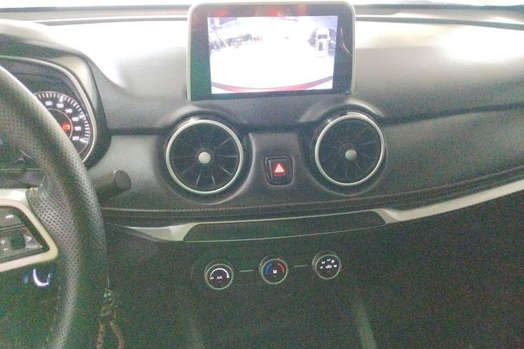 Used Dongfeng Fengon 500 2021 1.5L CVT Enjoyment Model Audio And AC Panel