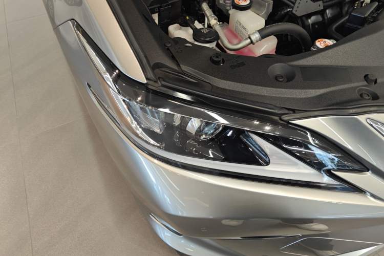 Used Lexus ES 2020 300h Premier Edition Right Front Headlight