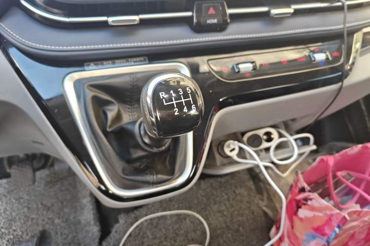 Used SAIC MAXUS Xintu V70 2023 2.0T Elite Edition Manual Transmission Short Wheelbase Low Roof 5/6 Seats (125 hp)