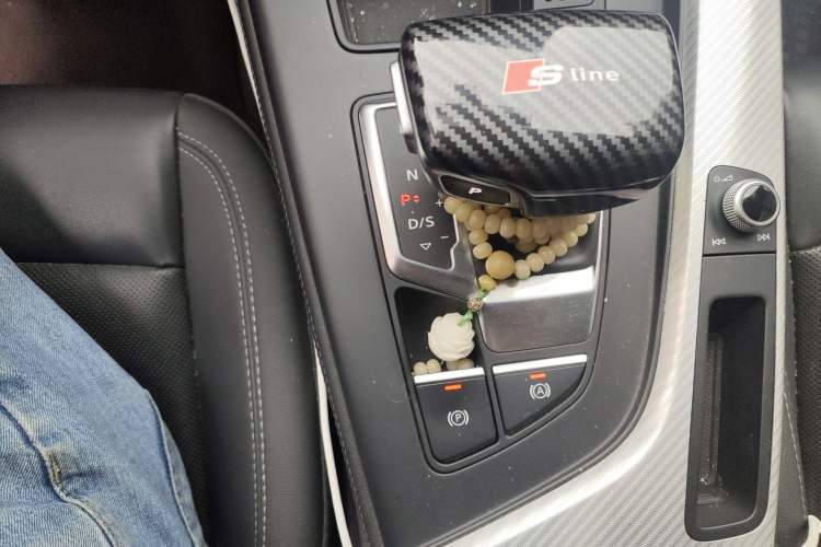 Used Audi A4L 2020 40 TFSI Fashionable and Elegant Model Gear Lever