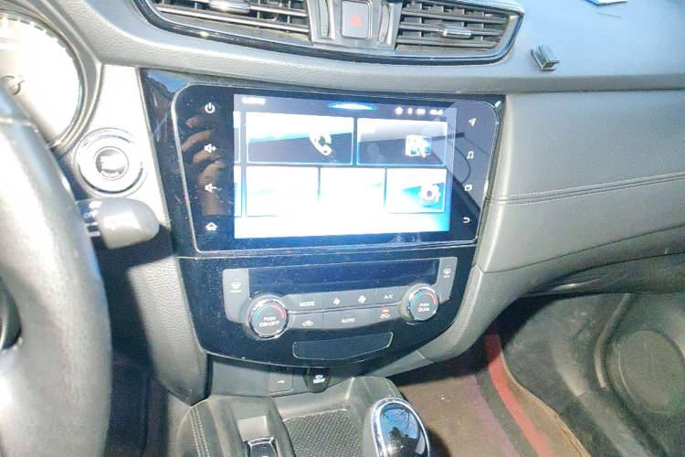 Used Nissan X-Trail 2020 2.0L XL ITS 3-Row CVT 2WD SmartConnect 7-Seater Comfort Edition Audio And AC Panel