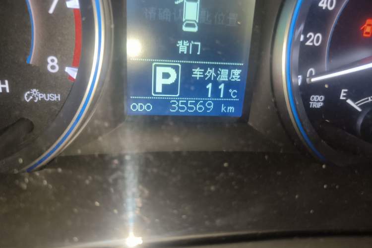 Used Toyota Highlander 2017 2.0T Four-Wheel Drive Luxury Edition 7 Seats Odometer Close Up