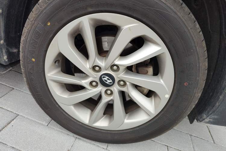 Used Hyundai Tucson 2015 1.6T Dual-Clutch Two-Wheel-Drive Smart Model Right Front Wheel Hub