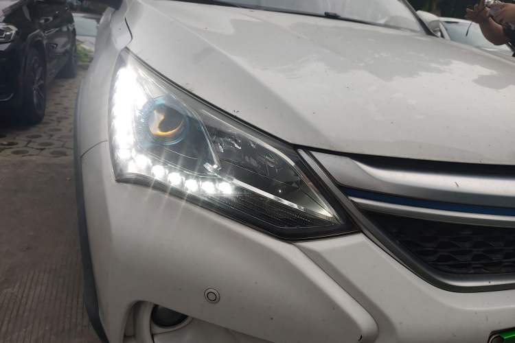 Used BYD Song New Energy 2017 Song DM 1.5TID All-Wheel Drive Luxury Model Right Front Headlight