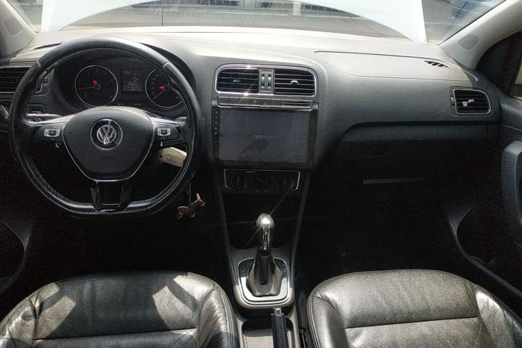 Used Volkswagen Polo 2016 1.6L Automatic Comfort Model Center Console