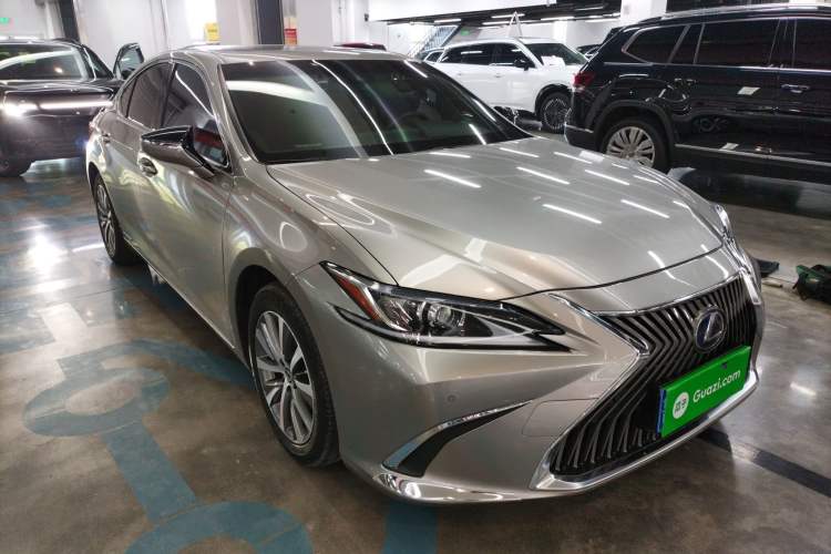 Used Lexus ES 2020 300h Premier Edition Front Right 45 Deg