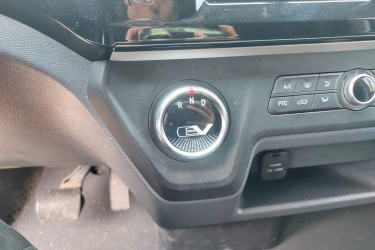 Used SAIC MAXUS EV30 2023 Pure-Electric Smart Logistics Expert with Long Wheelbase—Equipped with CATL Power Battery