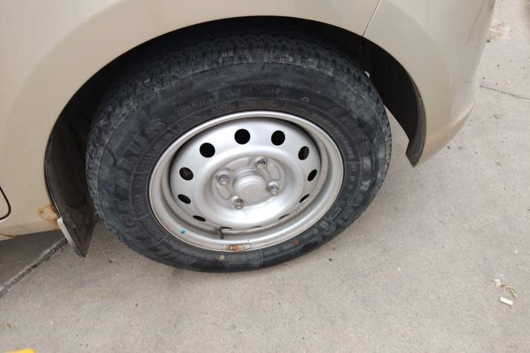 Used Wuling Rongguang V 2018 1.5L Practical Version Right Front Wheel Hub