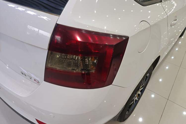 Used Skoda Rapid Spaceback 2014 1.6L Manual Enjoyment Edition
