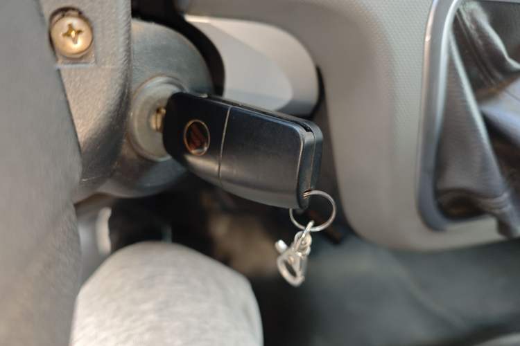 Used Foton Scenic G7 2017 2.0L Short-Wheelbase Commercial Van High Roof 4 Seats 4Q20M
