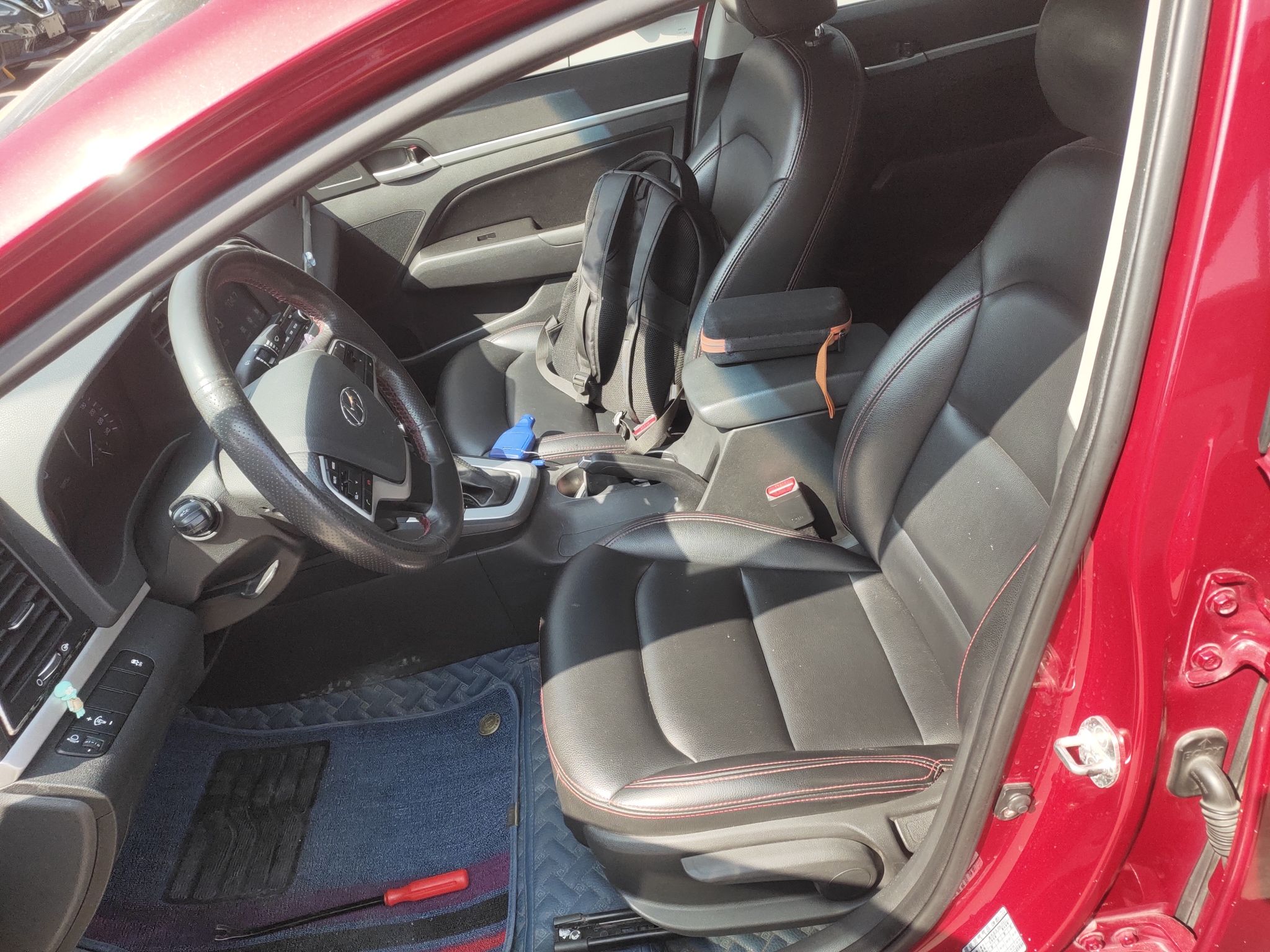 Переднее сиденье в автомобиле