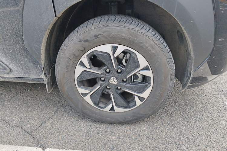 Used Sinotruk Pioneer V 2025 Multi-Function PRO Version 2.0T Automatic Short Wheelbase Low Roof Right Front Wheel Hub