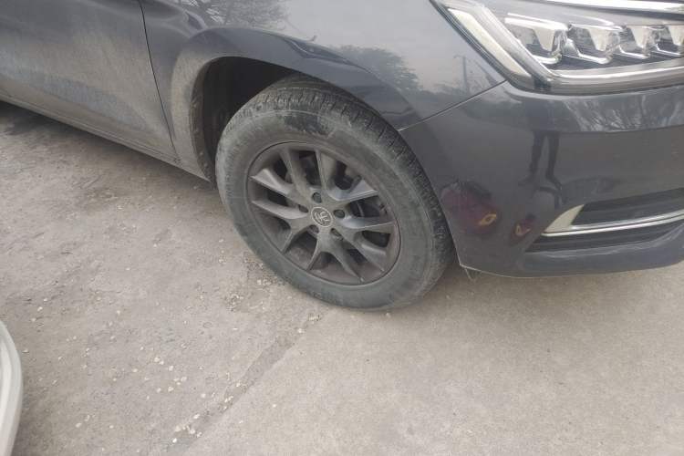 Used BYD Song 2021 Classic Edition 1.5T Automatic Elite Model Right Front Wheel Hub