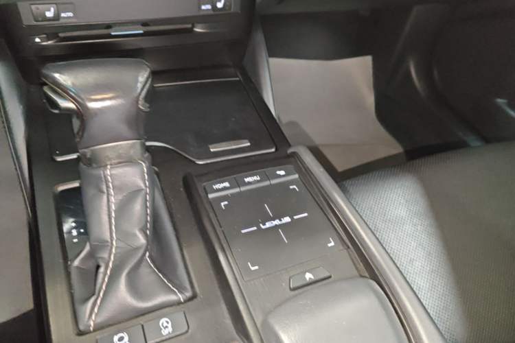 Ojetý Lexus ES 2018 200 Excellence Edition China V Standard