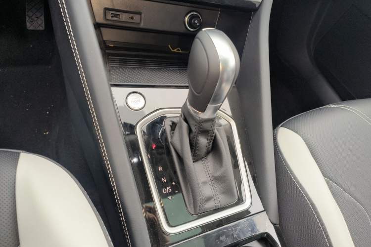 Used Jetta VS7 2024 280TSI Automatic Glory Edition Gear Lever