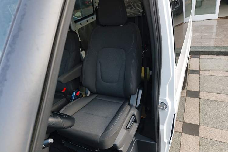 Used JMC Fushun 2025 2.0T 8AT Diesel Short-Wheelbase Mid-Top Commercial Multi-Purpose Passenger Vehicle with 5/6 Seats
