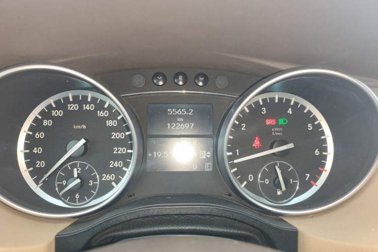 Used Mercedes-Benz R-Class 2015 R 400 4MATIC Luxury Model Odometer Close Up