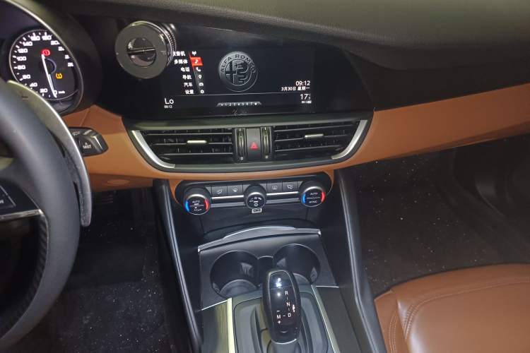 Used Alfa Romeo Giulia 2017 2.0T 280HP Luxury Edition Audio And AC Panel