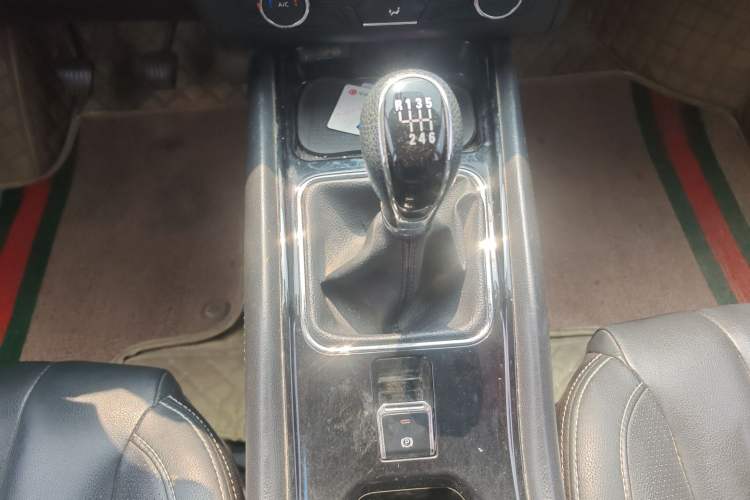 Used Dongfeng Fengon 580 2016 1.5T Manual Luxury Edition Gear Lever