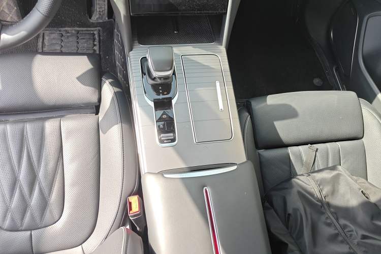 Used Hongqi HS7 PHEV 2024 2.0T PHEV Four-Wheel-Drive Flagship Edition 6 Seats
