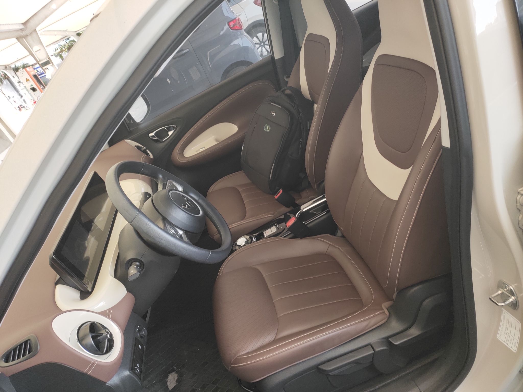 المقاعد الأمامية داخل السيارة