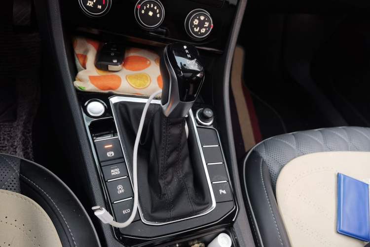 Used Volkswagen Sagitar 2023 300TSI DSG Excellence Edition Gear Lever