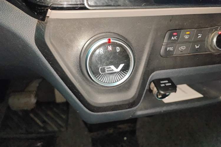 Used SAIC MAXUS EV30 2023 Pure-Electric Smart Logistics Expert with Long Wheelbase—Equipped with CATL Power Battery
