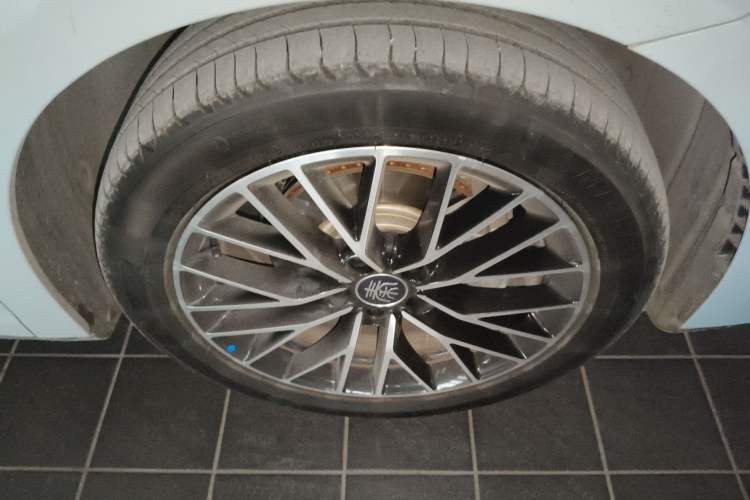 Used BYD Qin L 2024 DM-i 120KM Excellence Model Right Front Wheel Hub