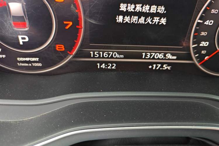 Used Audi A4L 2019 40 TFSI Fashion Edition China VI Emission Standard Odometer Close Up