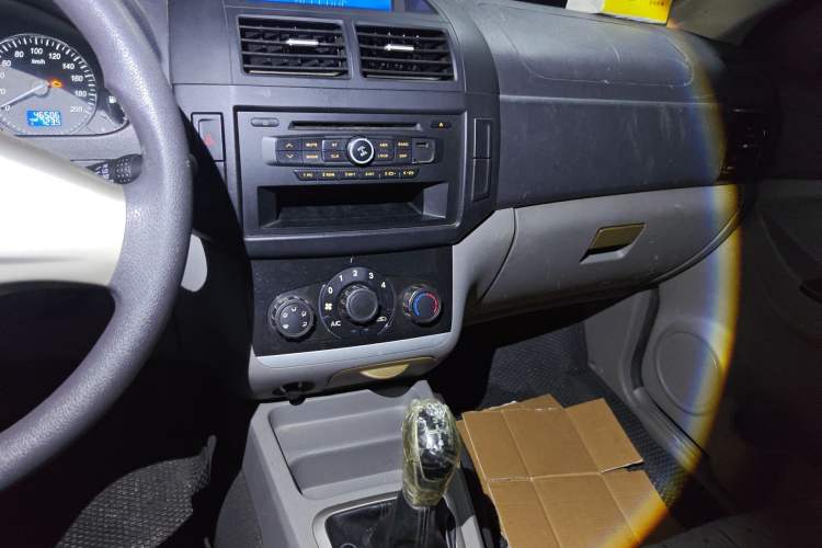 Used BAIC Weiwang M20 2014 1.5L practical type BJ415A Audio And AC Panel