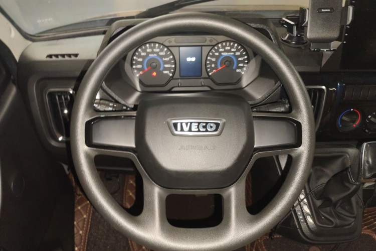 Used Iveco Daily 2023 2.5T A35M1 Multi-Purpose Passenger Vehicle Short Wheelbase Low Roof Single-Tire Side-Sliding Door Automatic Transmission
