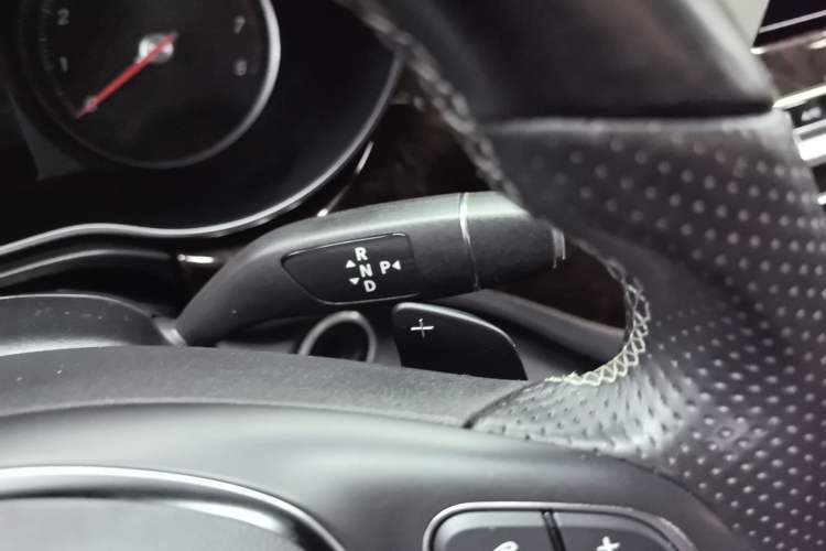 Used Mercedes-Benz V-Class 2017 V 260 L Prestige Extended Edition Gear Lever