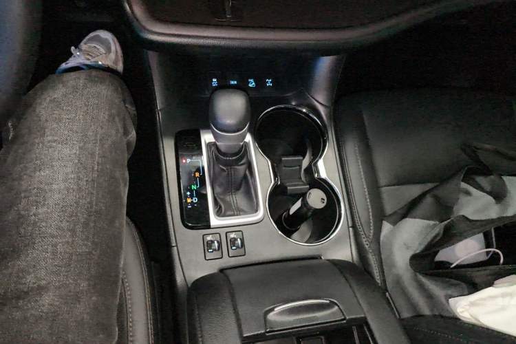 Used Toyota Highlander 2018 2.0T Four-Wheel Drive Luxury Version 7 Seats China VI Standard Gear Lever