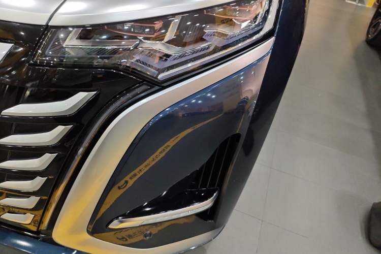 Used Denza D9 2025 DM-i Intelligent Drive 1020 Four-Wheel Drive Prestige Model
