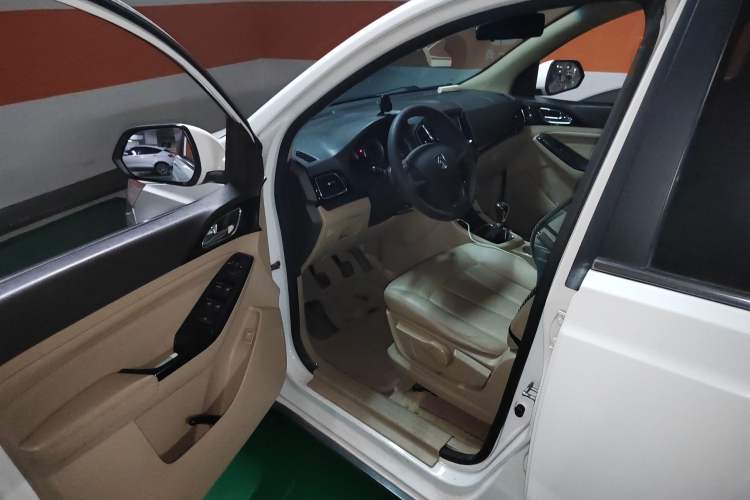 Used Baojun 730 2014 1.5L manual Comfort version 7 seats
