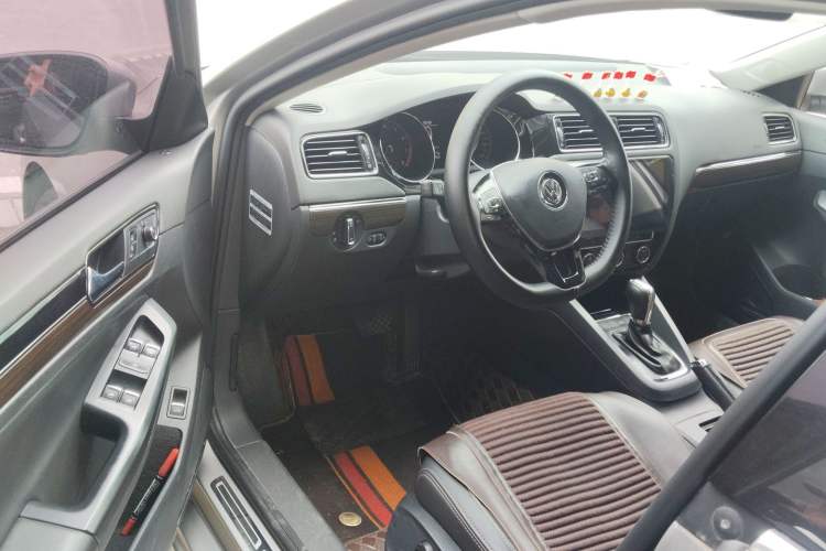 Used Volkswagen Sagitar 2017 230TSI Automatic Luxury Edition Driver Seat