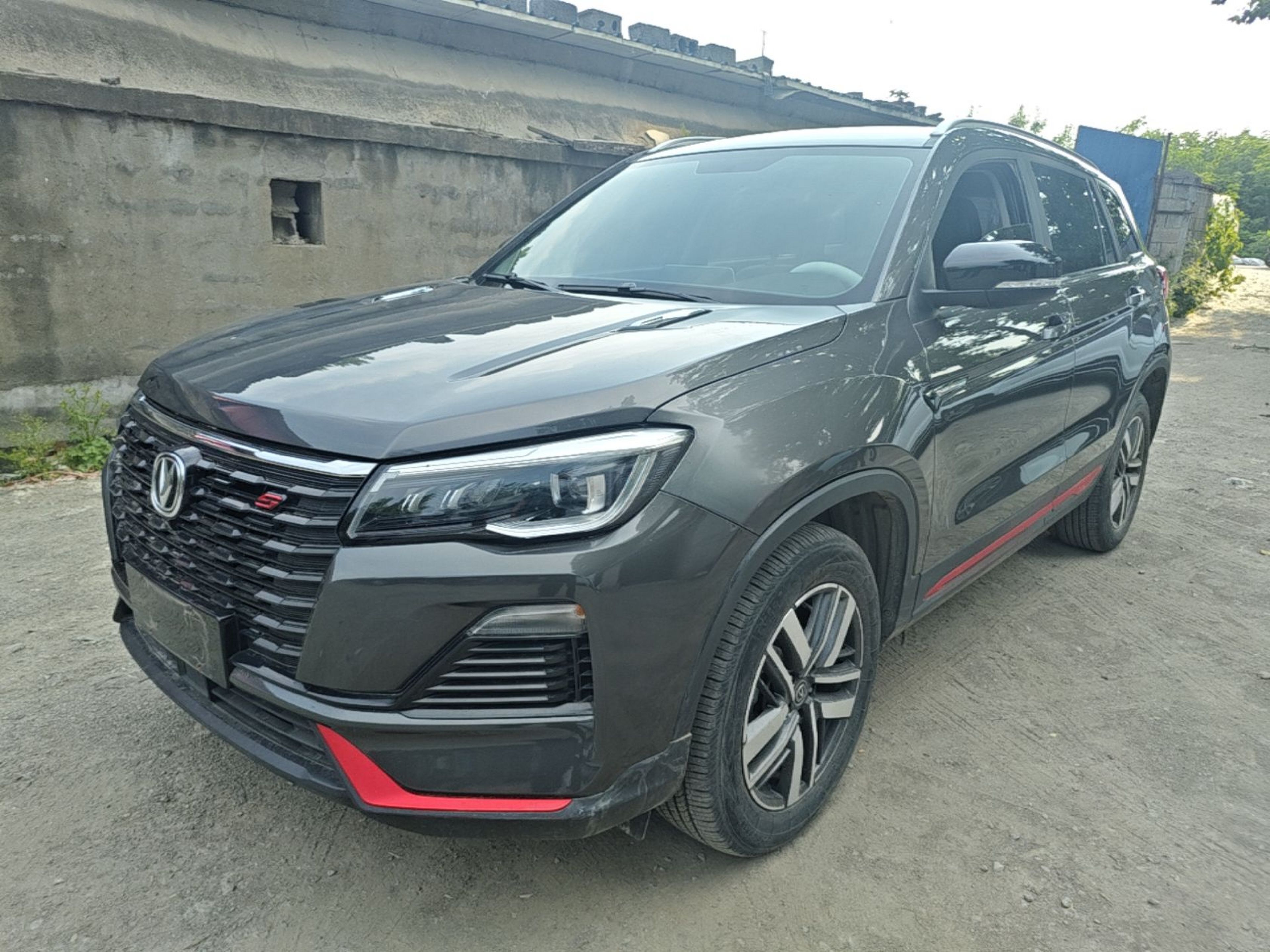 Под передней частью автомобиля