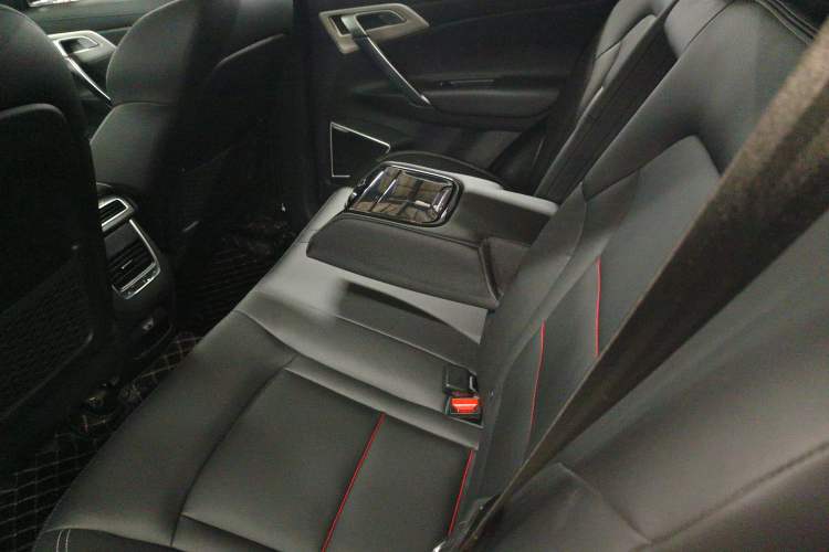 Used Geely Auto Emgrand X7 Sport 2018 1.8TD Automatic Two-Wheel Drive Smart Connect 4G Internet Edition Left Rear Seat